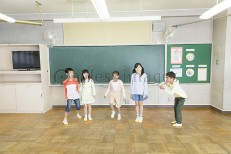 教室で遊ぶ小学生 商用利用可能な写真素材 イラスト素材ならストックフォトの定額制ペイレスイメージズ