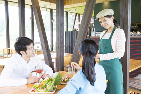 注文をとるカフェ店員 ストックフォトの定額制ペイレスイメージズ