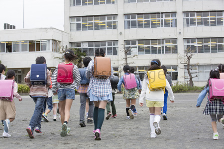 登校する小学生 - 商用利用可能な写真素材・イラスト素材ならストックフォトの定額制ペイレスイメージズ