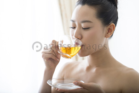 紅茶を飲む女性 ストックフォトの定額制ペイレスイメージズ