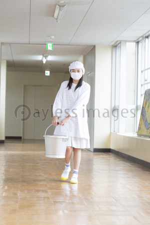 給食当番の女の子 商用利用可能な写真素材 イラスト素材ならストックフォトの定額制ペイレスイメージズ