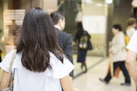街を歩く女性の後ろ姿 ストックフォトの定額制ペイレスイメージズ