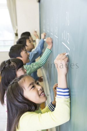 黒板に書く小学生 商用利用可能な写真素材 イラスト素材ならストックフォトの定額制ペイレスイメージズ 黒板に書く小学生 商用利用可能な写真素材 イラスト素材ならストックフォトの定額制ペイレスイメージズ