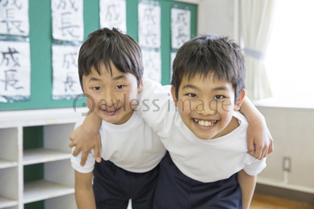 肩を組む小学生 ストックフォトの定額制ペイレスイメージズ