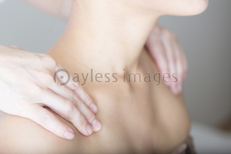 肩もみの写真 イラスト素材 写真素材 商用利用可能な写真素材 イラスト素材ならストックフォトの定額制ペイレスイメージズ