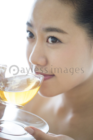 紅茶を飲む女性 商用利用可能な写真素材 イラスト素材ならストックフォトの定額制ペイレスイメージズ