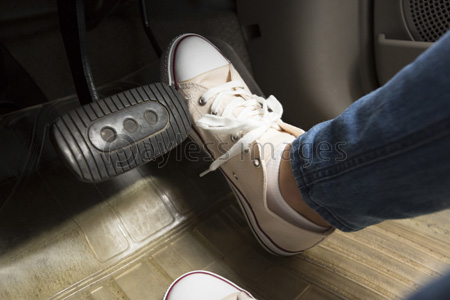 アクセルを踏む足元 商用利用可能な写真素材 イラスト素材ならストックフォトの定額制ペイレスイメージズ