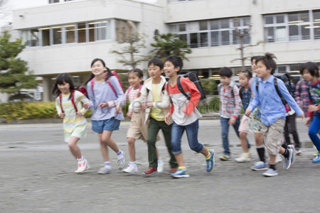 登校する小学生 - 商用利用可能な写真素材・イラスト素材ならストックフォトの定額制ペイレスイメージズ