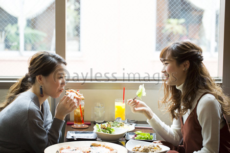 カフェで食事をする二人の女性 ストックフォトの定額制ペイレスイメージズ