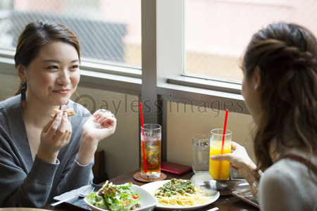 カフェで食事をする二人の女性 ストックフォトの定額制ペイレスイメージズ