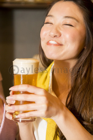 ビールを飲む女性 ストックフォトの定額制ペイレスイメージズ