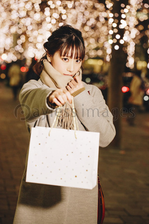 プレゼントを渡す女性 商用利用可能な写真素材 イラスト素材ならストックフォトの定額制ペイレスイメージズ