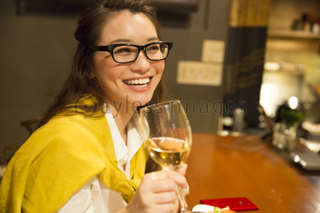 ワインを飲む女性 ストックフォトの定額制ペイレスイメージズ