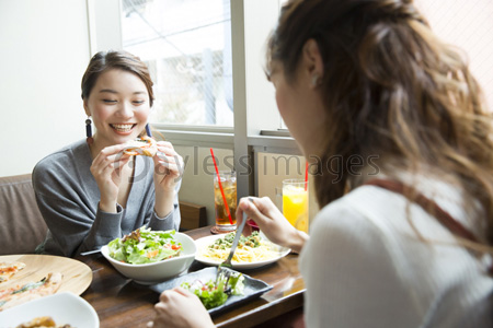 カフェで食事する女性 - 商用利用可能な写真素材・イラスト素材ならストックフォトの定額制ペイレスイメージズ