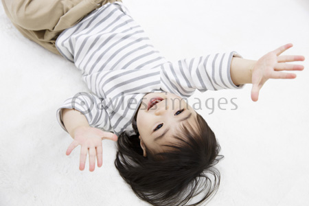 寝転がる女の子 - 商用利用可能な写真素材・イラスト素材ならストックフォトの定額制ペイレスイメージズ