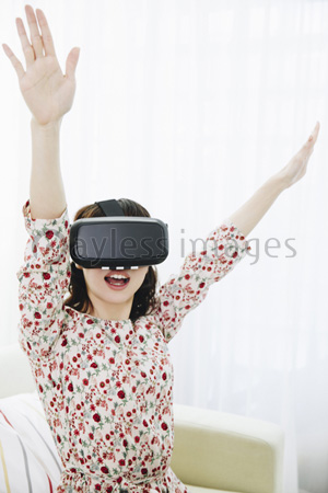 VRを見る女性