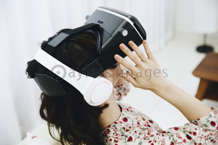VRを見る女性