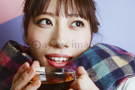温かい飲み物を飲む女性