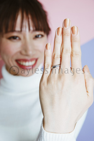 結婚指輪をしている女性