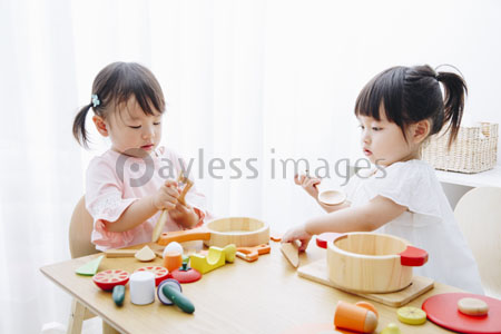 ままごと遊びをする女の子 商用利用可能な写真素材 イラスト素材ならストックフォトの定額制ペイレスイメージズ