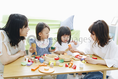 ままごと遊びをする親子たち 商用利用可能な写真素材 イラスト素材ならストックフォトの定額制ペイレスイメージズ