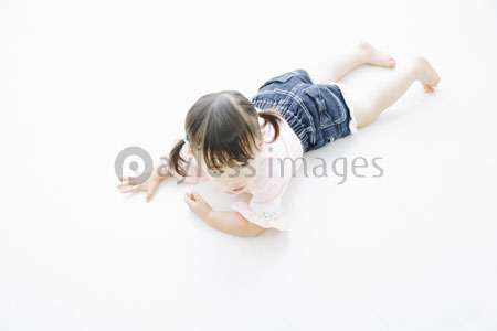 寝転がる女の子 商用利用可能な写真素材 イラスト素材ならストックフォトの定額制ペイレスイメージズ