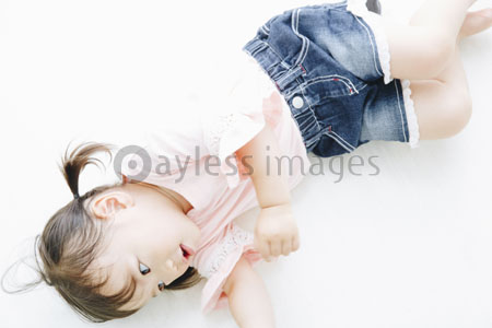 寝転がる女の子 ストックフォトの定額制ペイレスイメージズ
