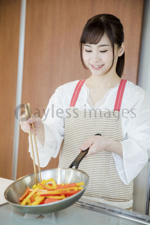 料理をする女性 商用利用可能な写真素材 イラスト素材ならストックフォトの定額制ペイレスイメージズ