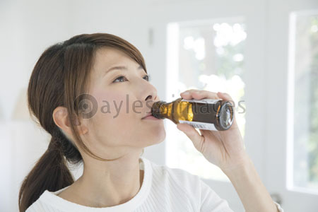 栄養ドリンクを飲む女性 商用利用可能な写真素材 イラスト素材ならストックフォトの定額制ペイレスイメージズ