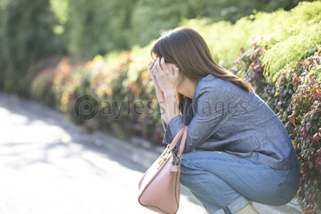 落ち込む女性 商用利用可能な写真素材 イラスト素材ならストックフォトの定額制ペイレスイメージズ