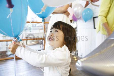 風船で遊ぶ女の子 商用利用可能な写真素材 イラスト素材ならストックフォトの定額制ペイレスイメージズ