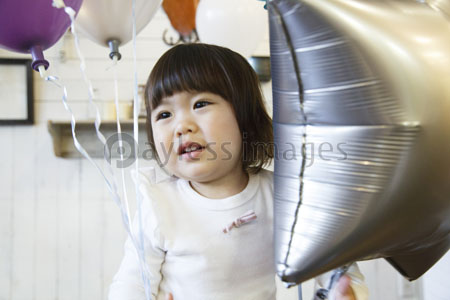 風船で遊ぶ女の子 ストックフォトの定額制ペイレスイメージズ