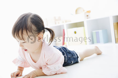 寝転がる女の子 商用利用可能な写真素材 イラスト素材ならストックフォトの定額制ペイレスイメージズ