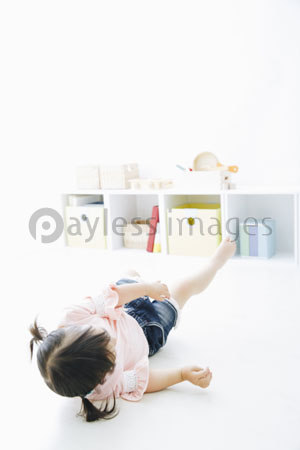 寝転がる女の子 商用利用可能な写真素材 イラスト素材ならストックフォトの定額制ペイレスイメージズ