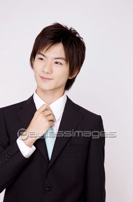 ネクタイを結ぶビジネスマン 商用利用可能な写真素材 イラスト素材ならストックフォトの定額制ペイレスイメージズ