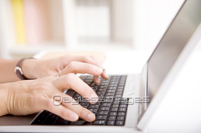 パソコンのキーボードを打つビジネスマンの手元の写真 イラスト素材