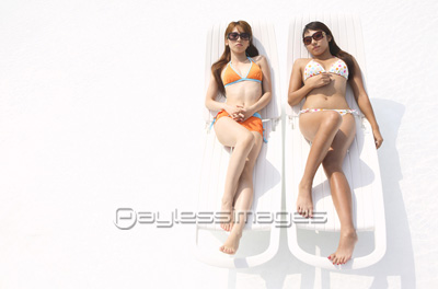 ビーチチェアで横たわる水着女性 商用利用可能な写真素材 イラスト素材ならストックフォトの定額制ペイレスイメージズ