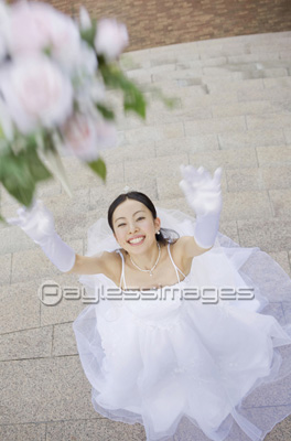 ブーケトスをする新婦 ストックフォトの定額制ペイレスイメージズ