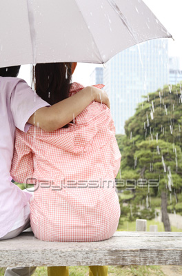 傘をさしてベンチに座るカップルの後姿 商用利用可能な写真素材 イラスト素材ならストックフォトの定額制ペイレスイメージズ