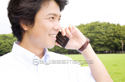 携帯電話で話すビジネスマン 商用利用可能な写真素材 イラスト素材ならストックフォトの定額制ペイレスイメージズ