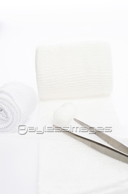 消毒綿と包帯とピンセット 商用利用可能な写真素材 イラスト素材ならストックフォトの定額制ペイレスイメージズ