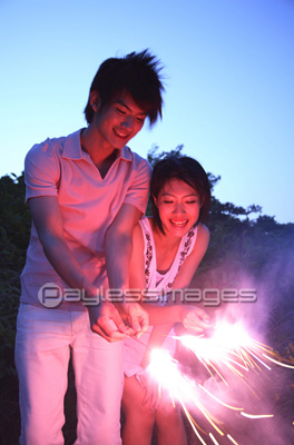 花火をするカップル 商用利用可能な写真素材 イラスト素材ならストックフォトの定額制ペイレスイメージズ