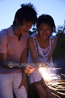 花火をするカップル 商用利用可能な写真素材 イラスト素材ならストックフォトの定額制ペイレスイメージズ