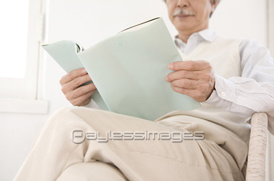 読書するシニア男性 ストックフォトの定額制ペイレスイメージズ