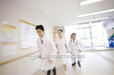 走る医者と看護師 商用利用可能な写真素材 イラスト素材ならストックフォトの定額制ペイレスイメージズ
