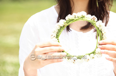 シロツメクサの花冠 商用利用可能な写真素材 イラスト素材ならストックフォトの定額制ペイレスイメージズ
