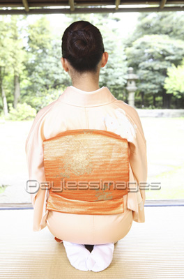正座した和服の女性の後ろ姿 ストックフォトの定額制ペイレスイメージズ