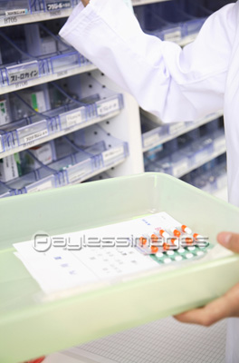 薬品棚 商用利用可能な写真素材 イラスト素材ならストックフォトの定額制ペイレスイメージズ