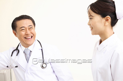 会話する医者と看護師