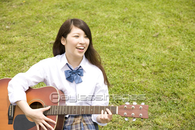 ギターを弾く女子高生 商用利用可能な写真素材 イラスト素材ならストックフォトの定額制ペイレスイメージズ